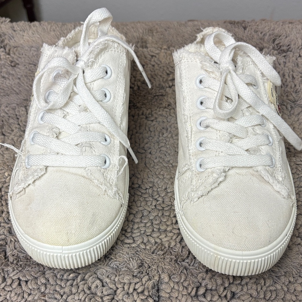 110 Denim White Slide On Sneakers. Sz 7.5